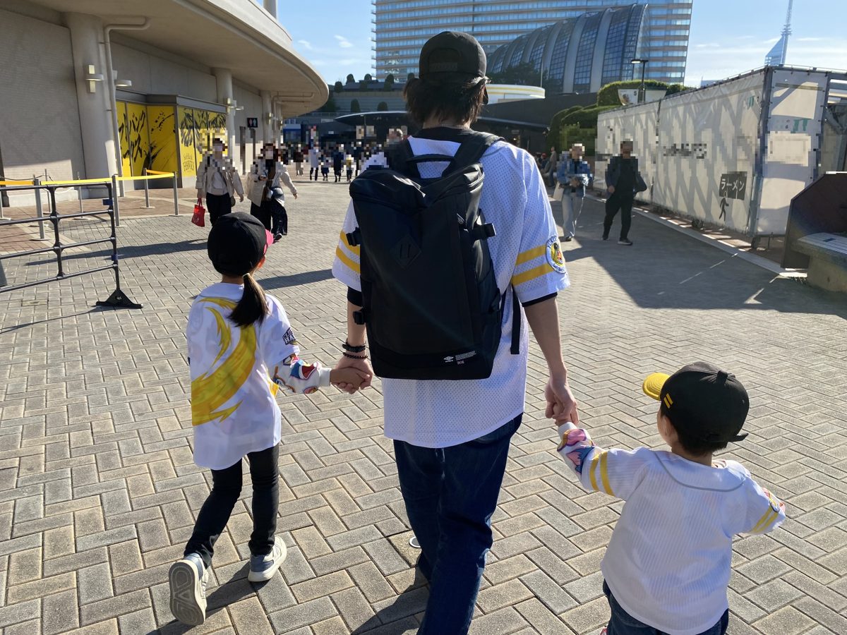 子どもたちと過ごす村門 央